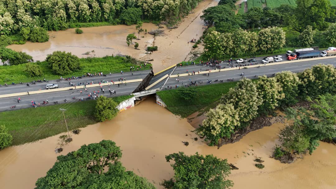 Colapsa puente en Venezuela tras fuertes lluvias