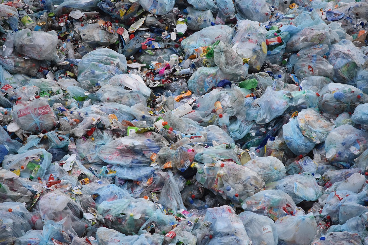 El sector del plástico pide evitar prohibiciones y plantea alternativas sostenibles