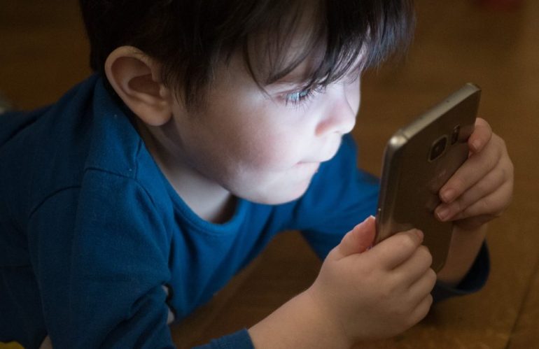 ¿Es necesario revisar el celular de los hijos? Un dilema entre la protección y la privacidad