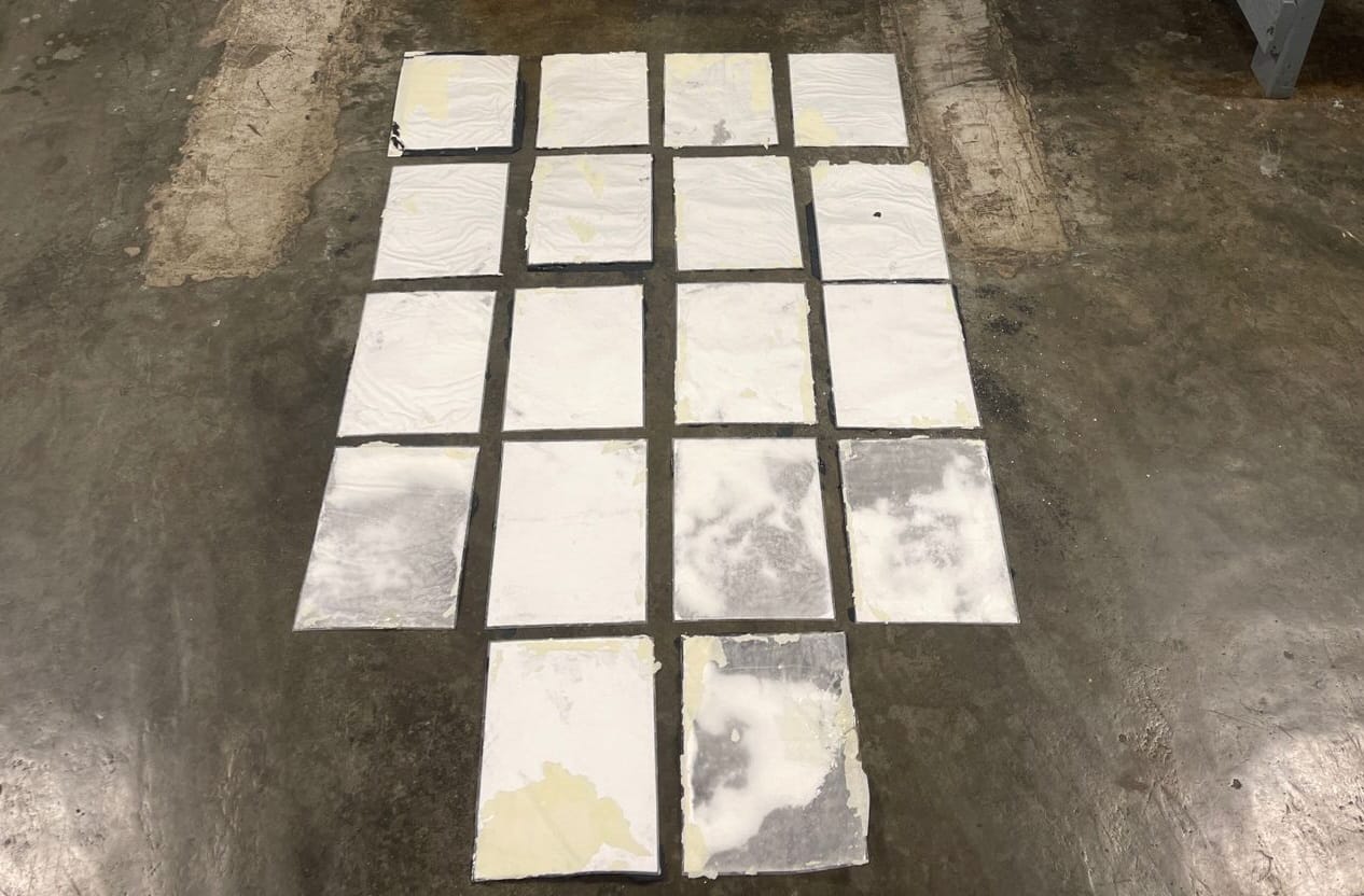 Incautan 18 láminas de cocaína camufladas en cuadros de cartón
