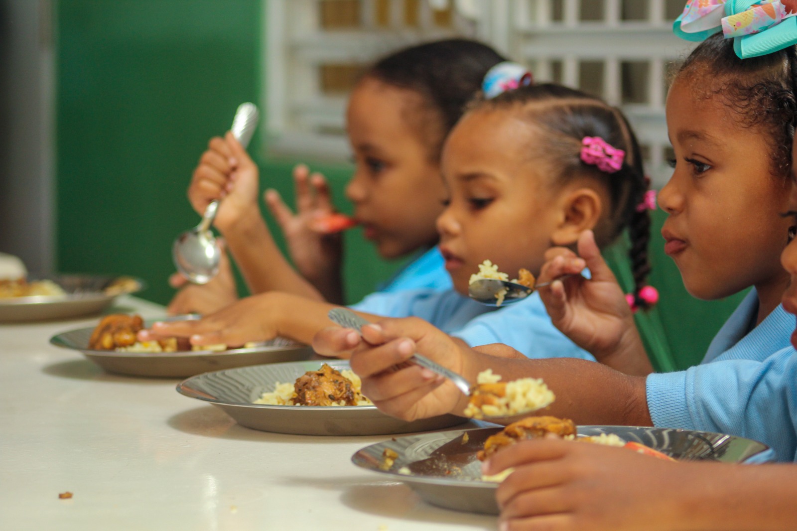 Abinader afirma más de 2.1 millones de estudiantes recibirán alimentación escolar desde el primer día