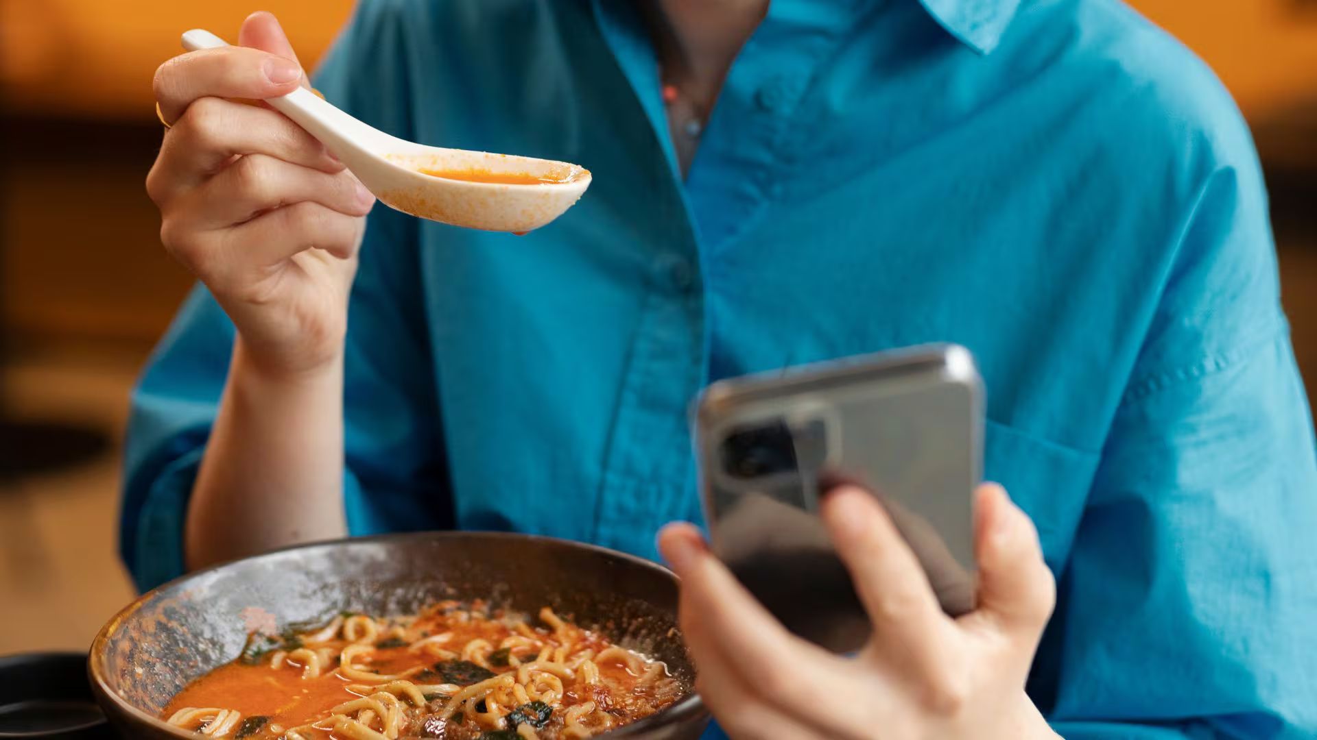 Usar el celular durante las comidas puede causar más daño del que imaginas