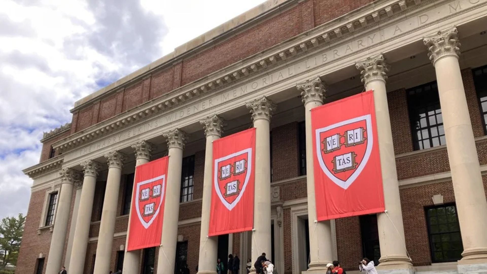 La Universidad de Harvard cerrará sus oficinas de diversidad