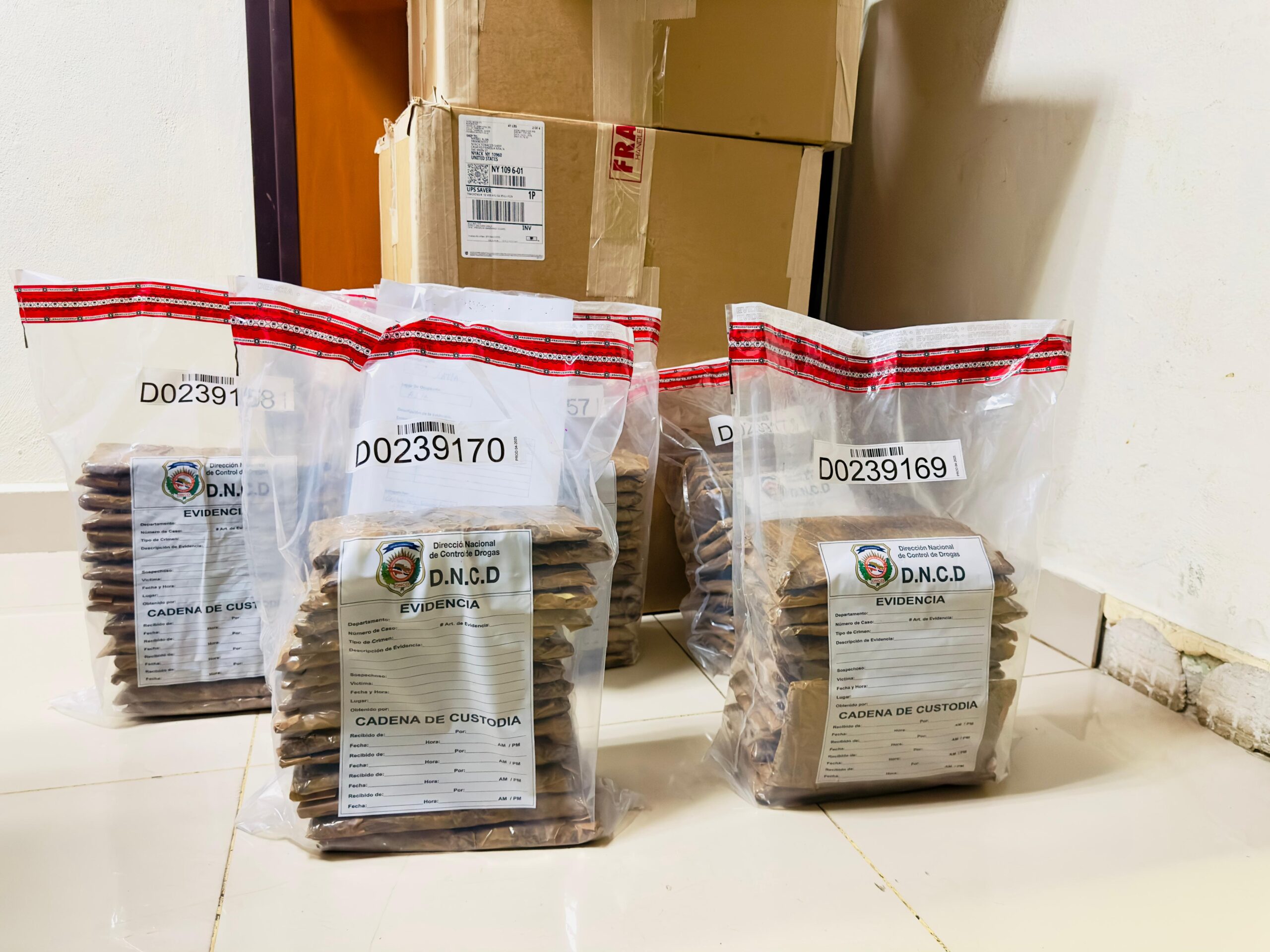 Confiscan 75 láminas de cocaína camufladas en cajas de tabaco en el AILA