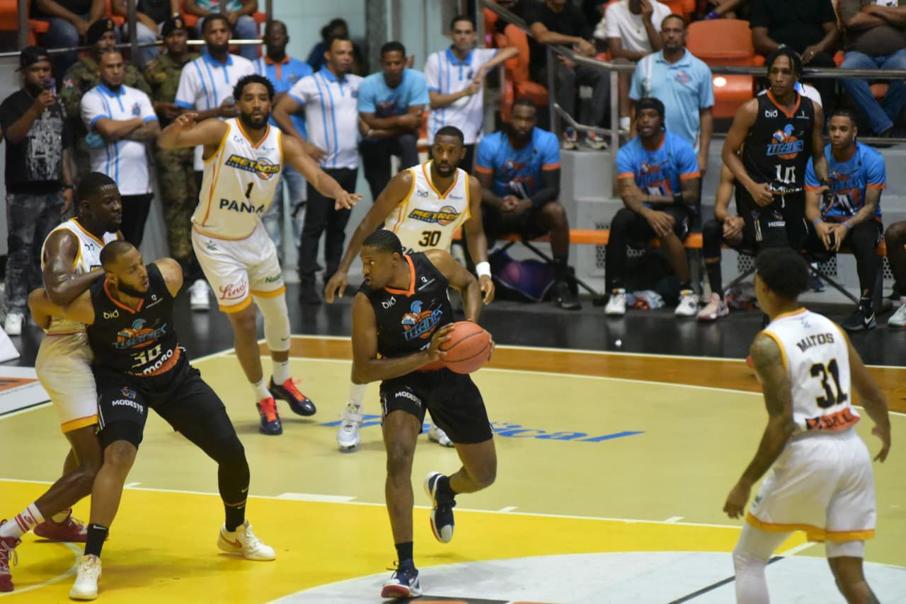 Titanes del Sur golpean primero y toman ventaja en la final ante los Metros