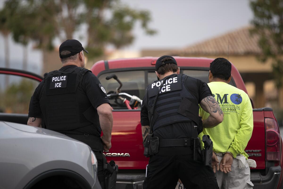 Ordenan no otorgar fianza a inmigrantes detenidos que pelean su deportación en EE.UU.