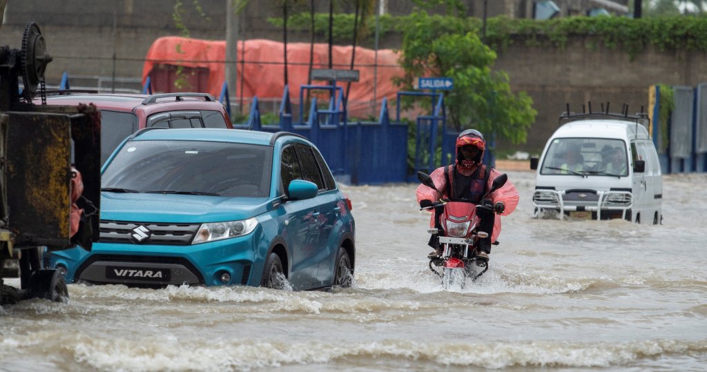 Onda tropical y vaguada provocarán fuertes aguaceros este lunes; mantienen alertas