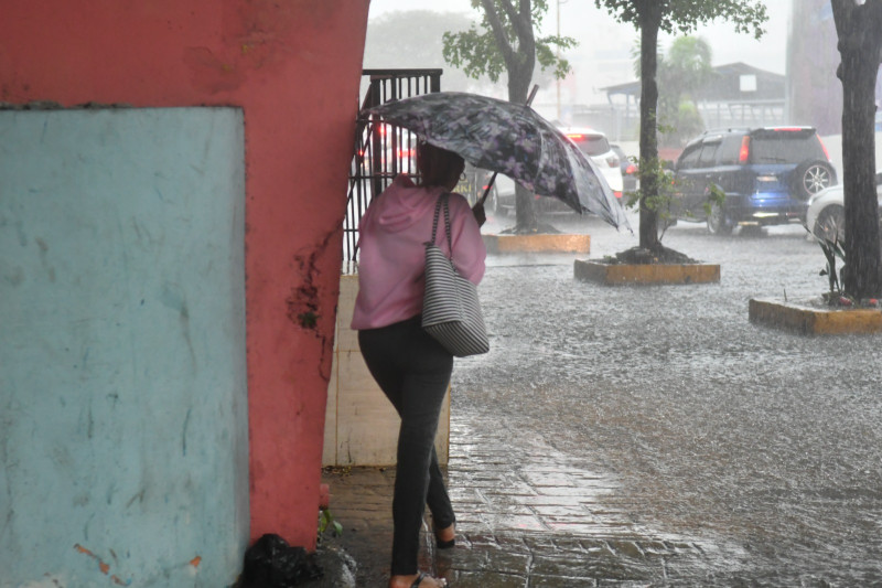 Vaguada y polvo del Sahara mantienen ambiente caluroso con lluvias en la tarde