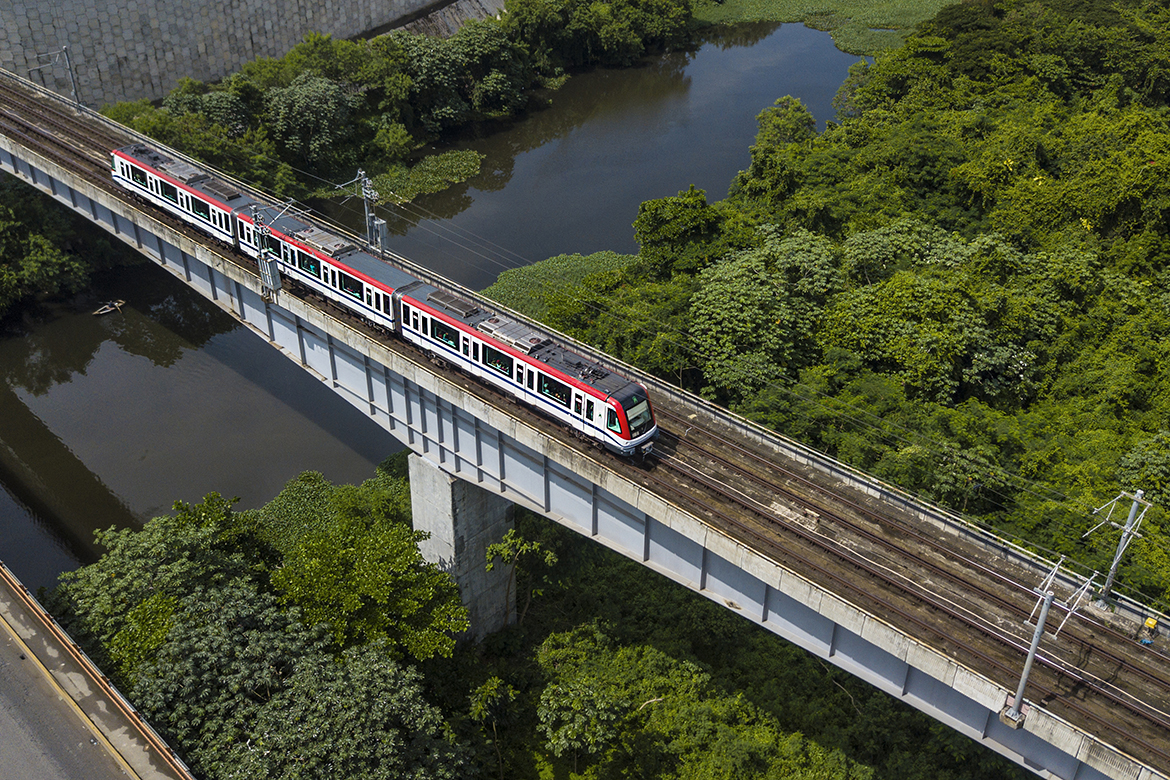 Con largas filas en Villa Mella inicia cierre de estaciones elevadas del Metro de Santo Domingo