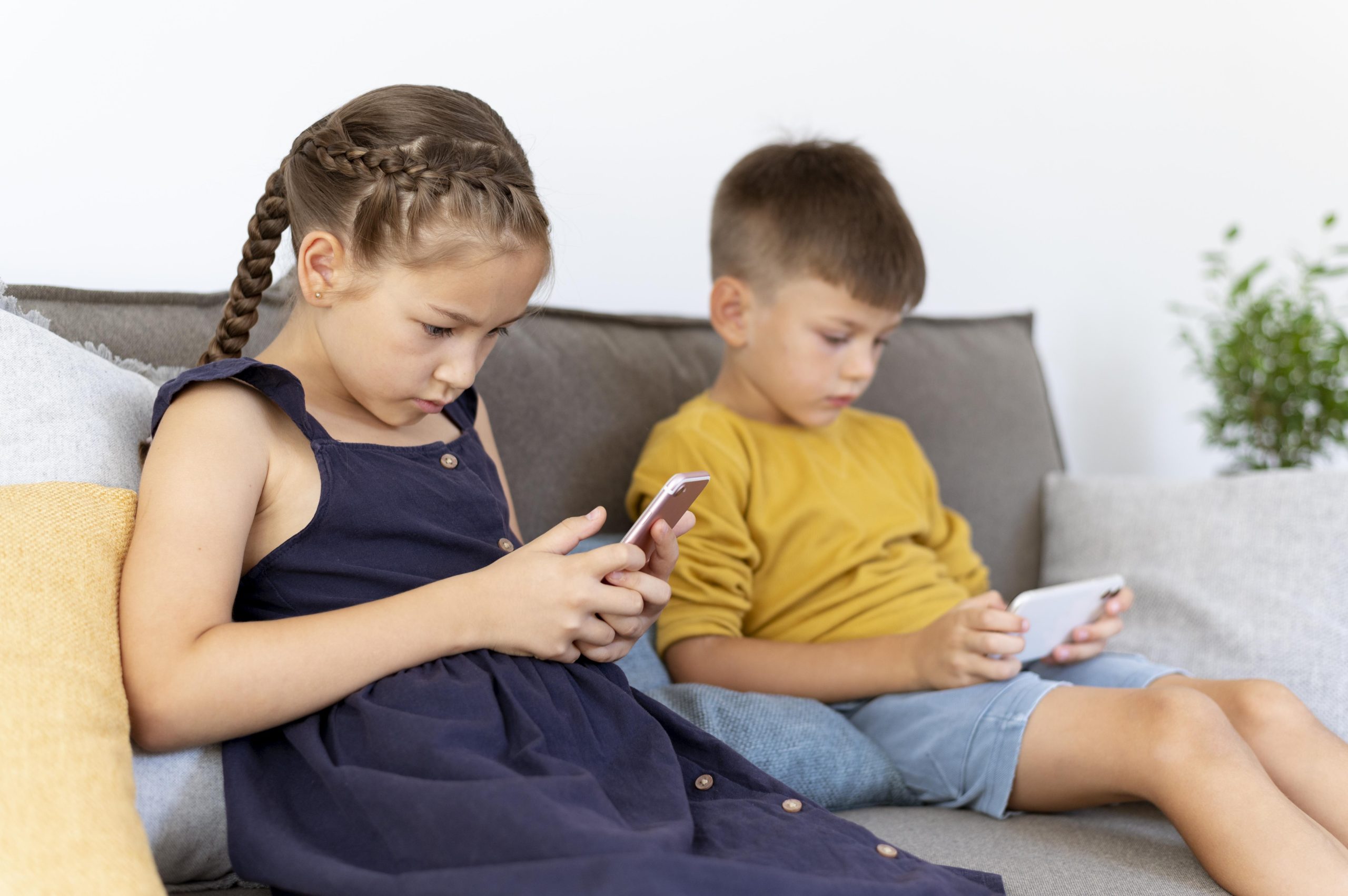 Cómo afecta el uso excesivo del celular a la columna de los niños