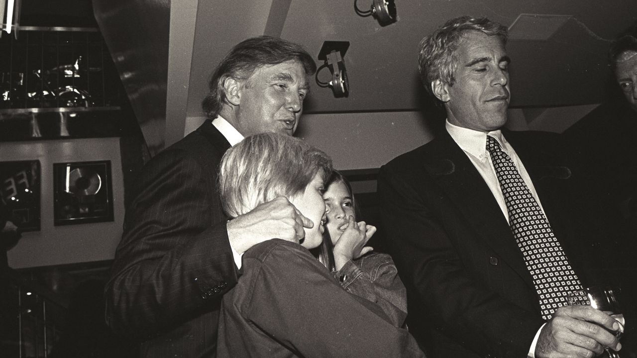 ¿Por qué siguen saliendo nombres en los archivos Epstein?