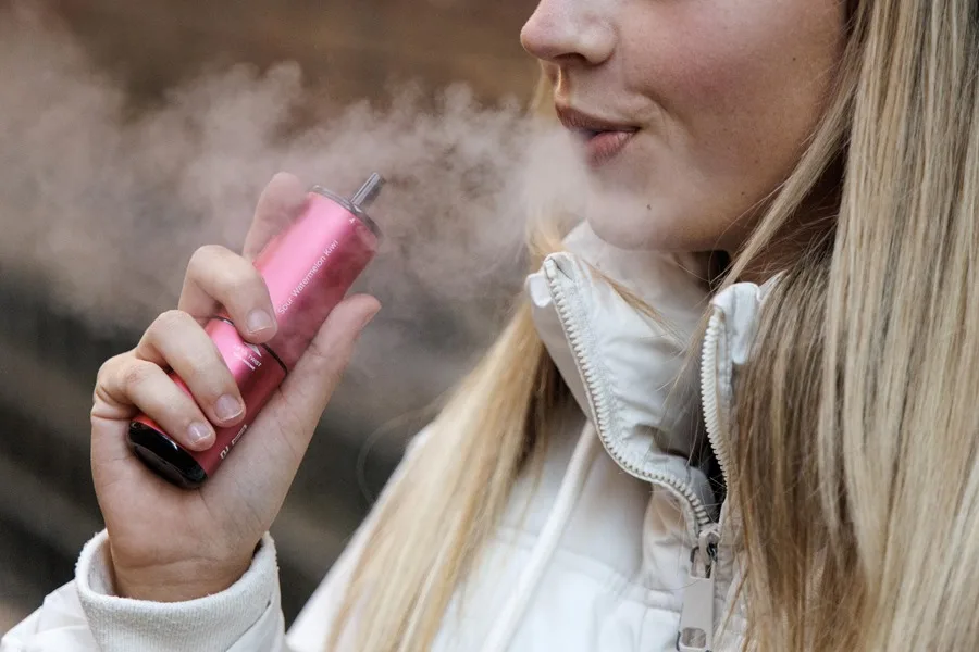 Galicia prohibirá por ley la venta a menores de vapeadores y bebidas energéticas