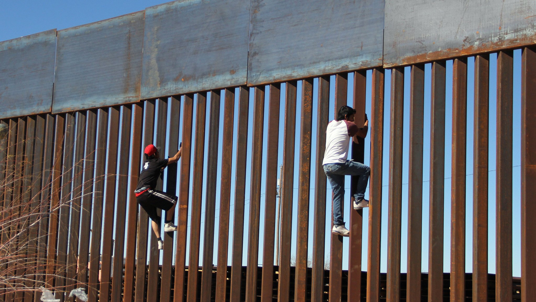 EE. UU. pintará de negro el muro fronterizo con México para evitar que sea escalado