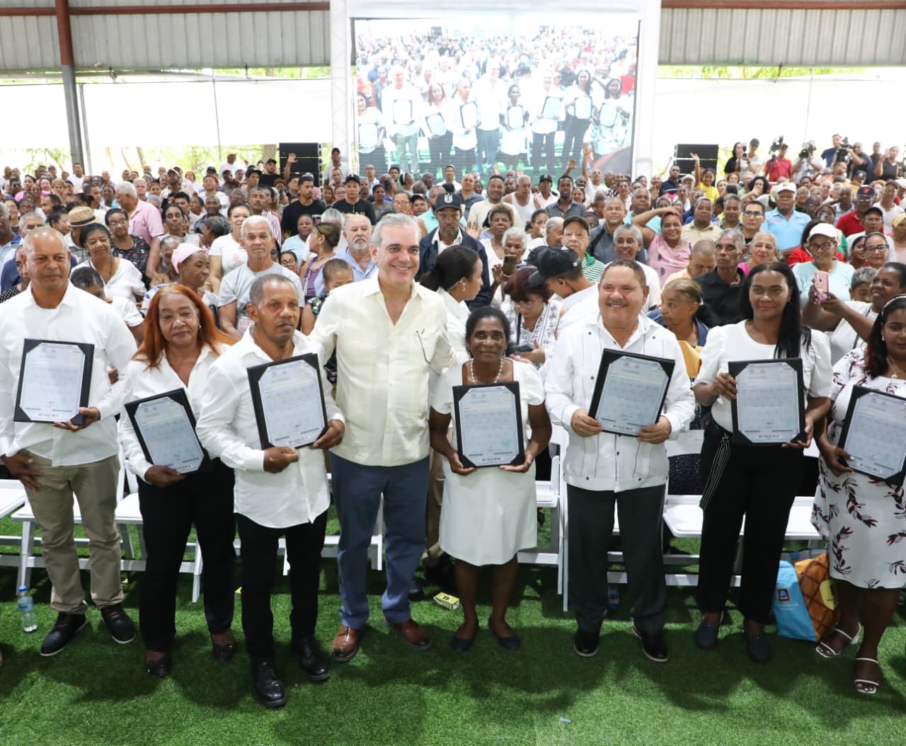  Presidente Abinader entrega 1,910 títulos de propiedad en Los Guaricanos