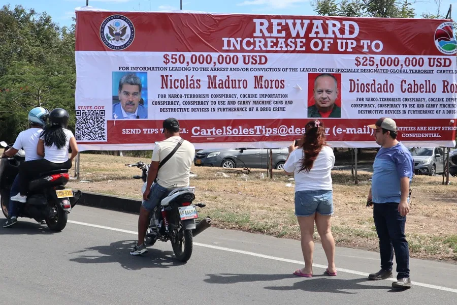 Una valla con la recompensa por Maduro y Cabello aparece en la frontera de Colombia con Venezuela