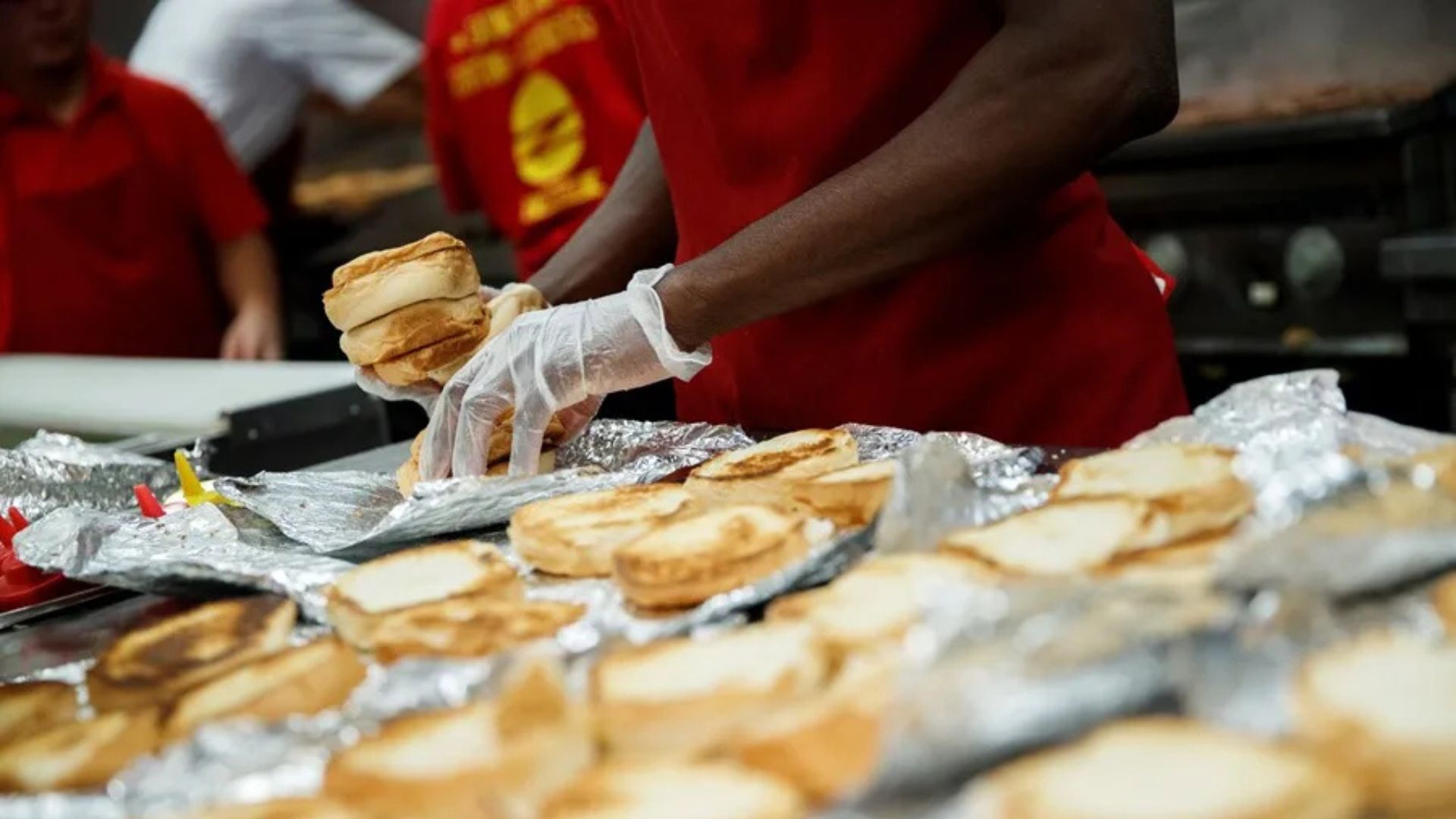 Alimentos ultraprocesados dominan en la dieta de los adultos y menores en EE. UU.