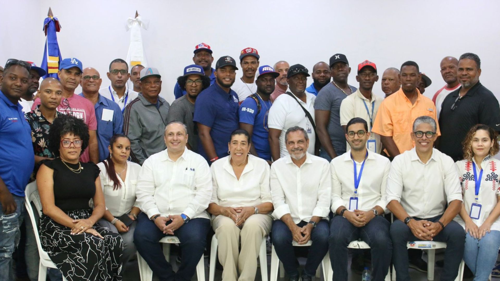 Comisionado de Béisbol y Miderec imparten taller a entrenadores