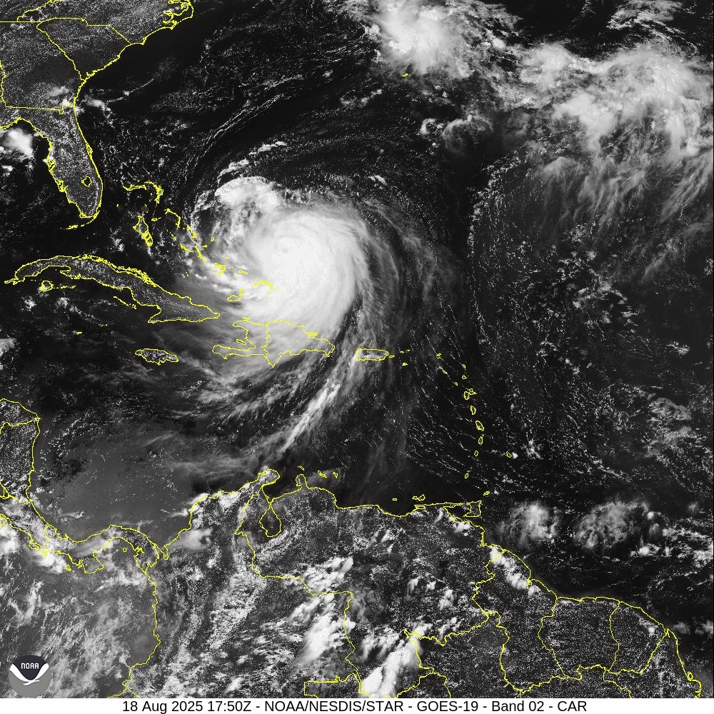 Huracán Erin se aleja del país, pero mantiene oleaje anormal y lluvias en varias regiones