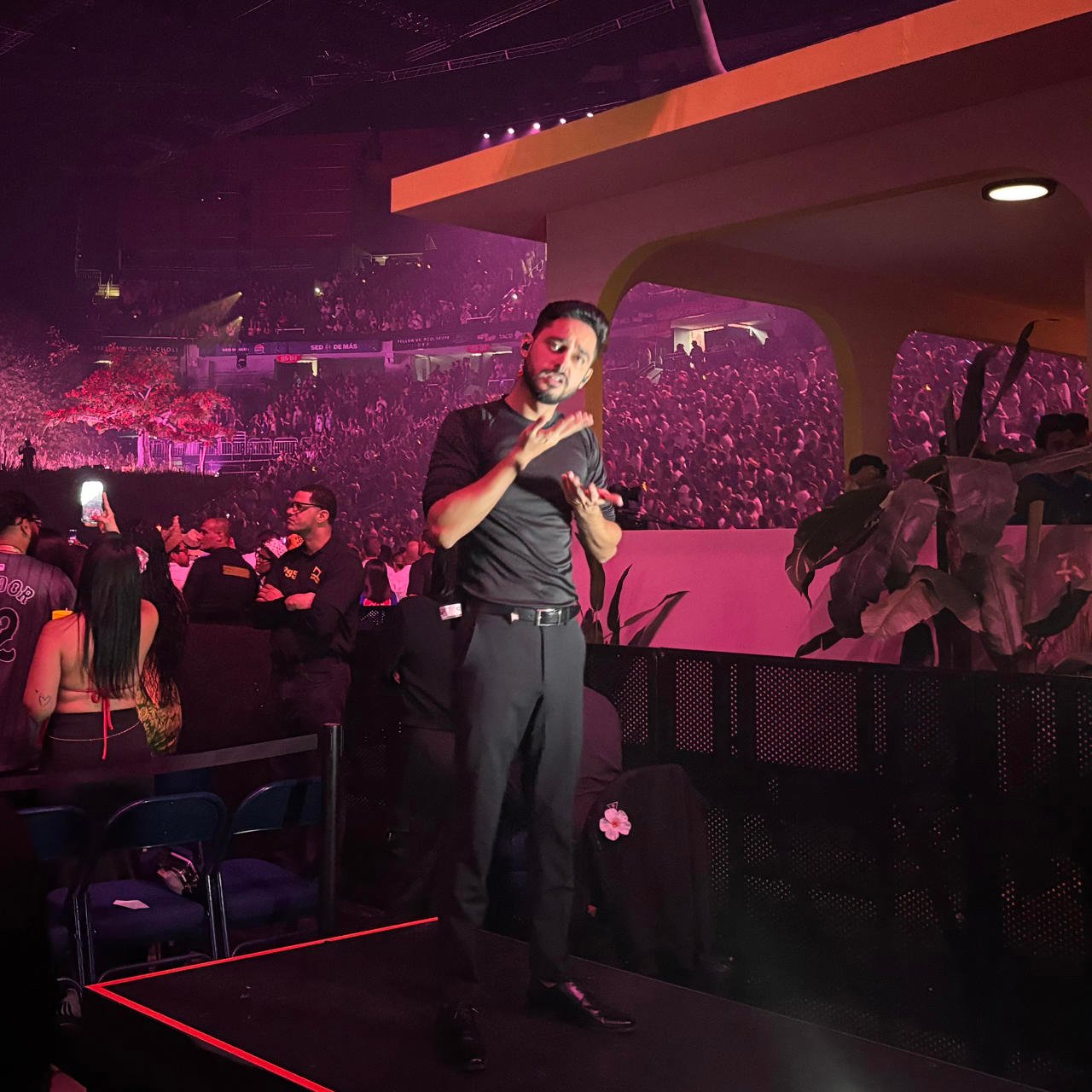 Bad Bunny pone a perrear a los sordos al ritmo de los intérpretes de señas en Puerto Rico