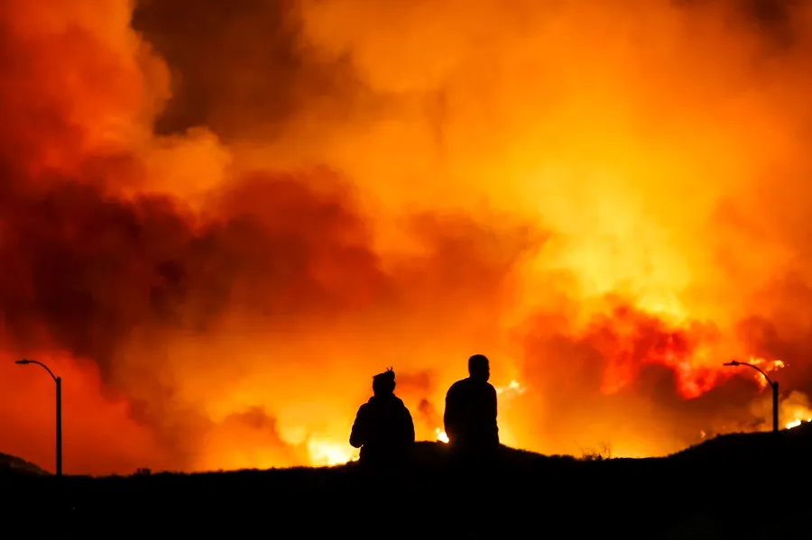 Una ola de incendios amenaza miles de hogares en la costa oeste de EE. UU.