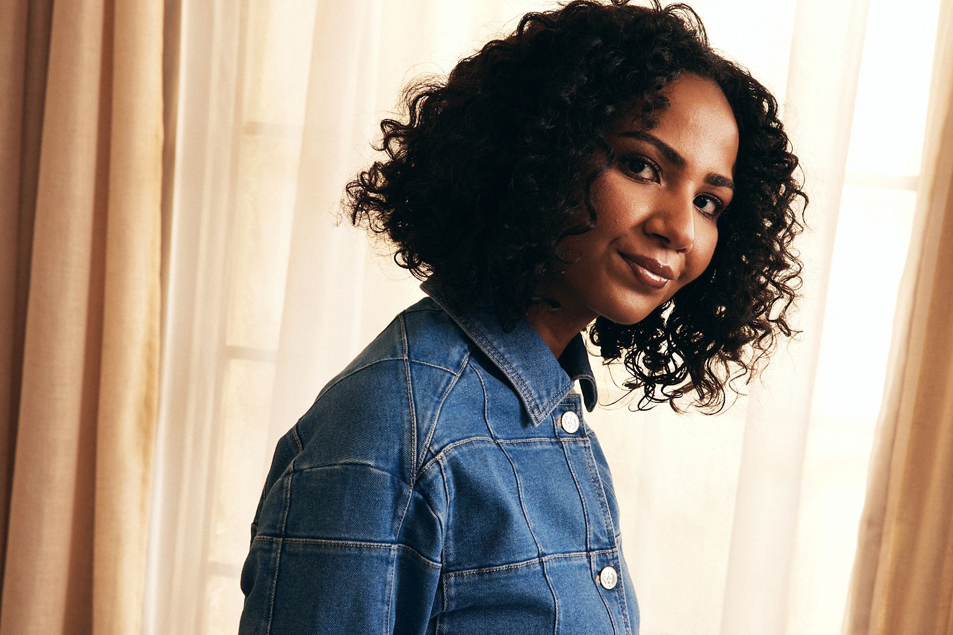 Conoce a Frida Pérez, la dominicana que sacude los Emmy