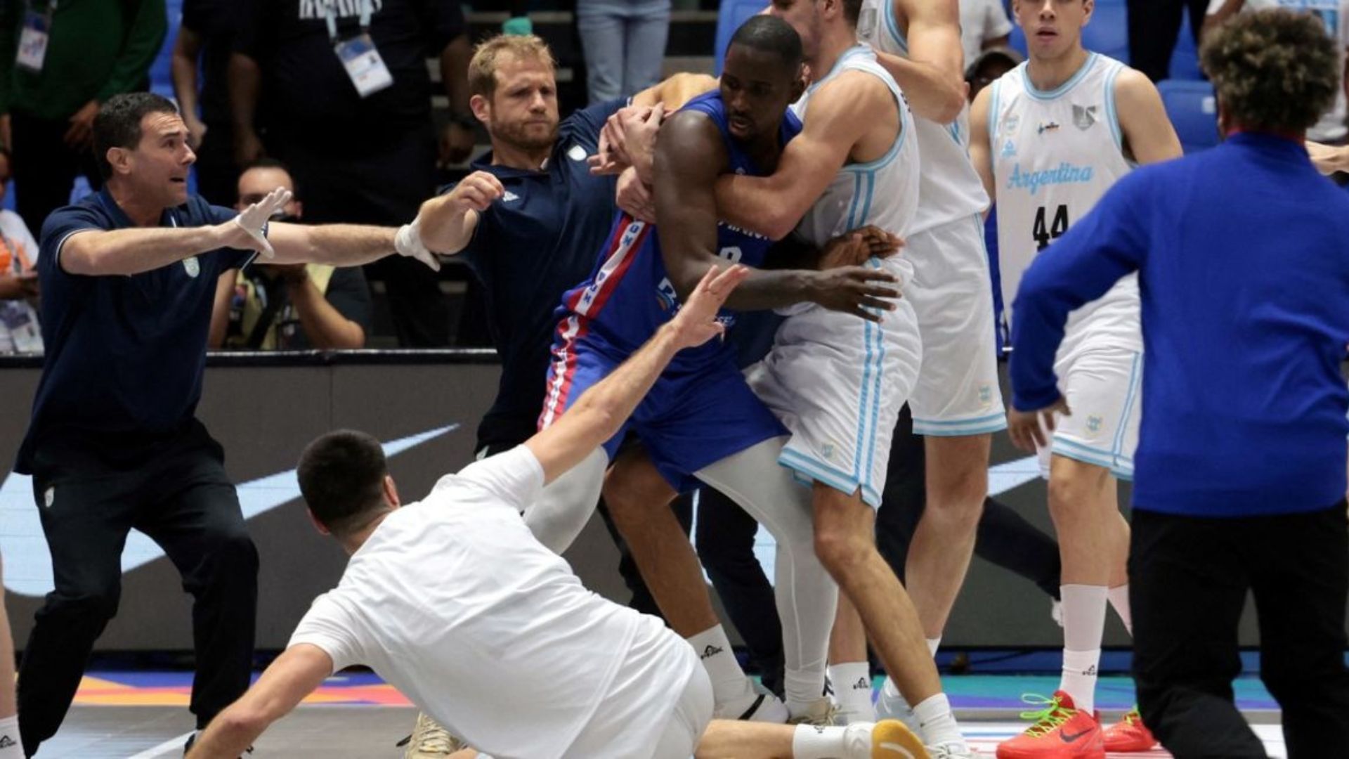 La FIBA sanciona a jugadores de RD y Argentina tras enfrentamiento en AmeriCup 2025