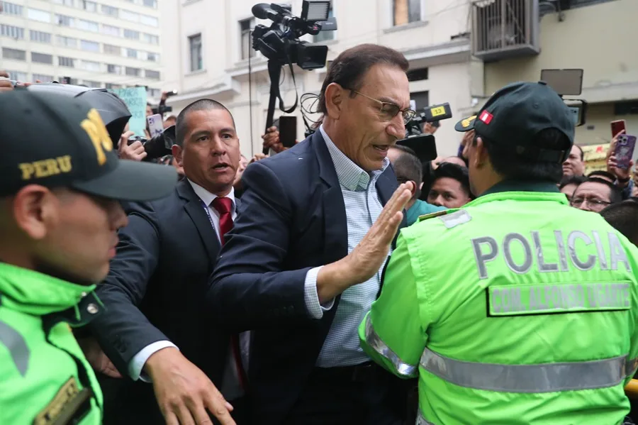 Las autoridades de Perú sacan a Martín Vizcarra de la cárcel para presidentes y lo recluyen en una cárcel común
