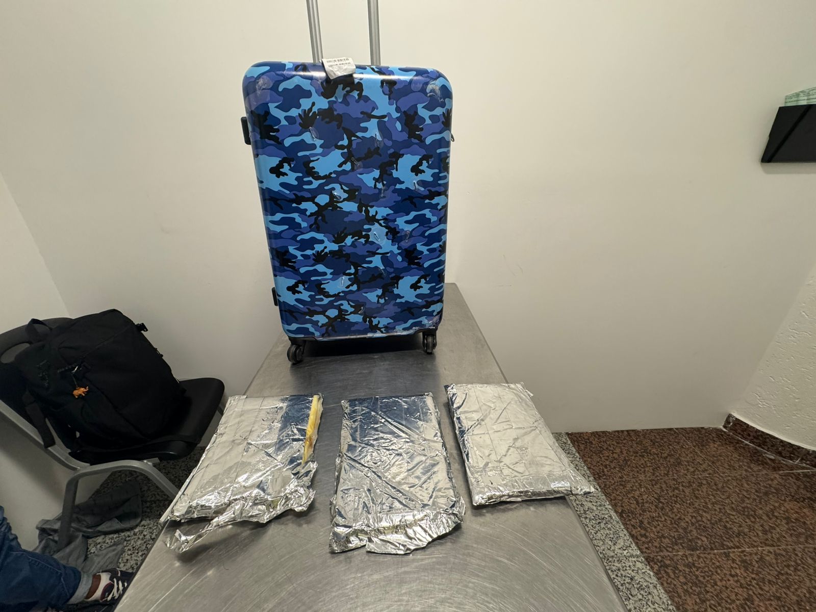 ¿Qué encontraron en la maleta del extranjero detenido en el AILA?