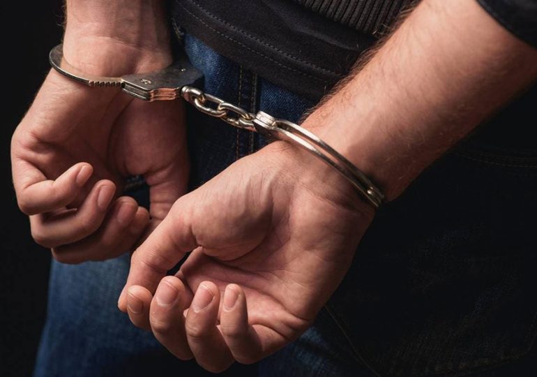 Arrestan dos hombres por violación de una adolescente en SFM; persiguen a otros tres