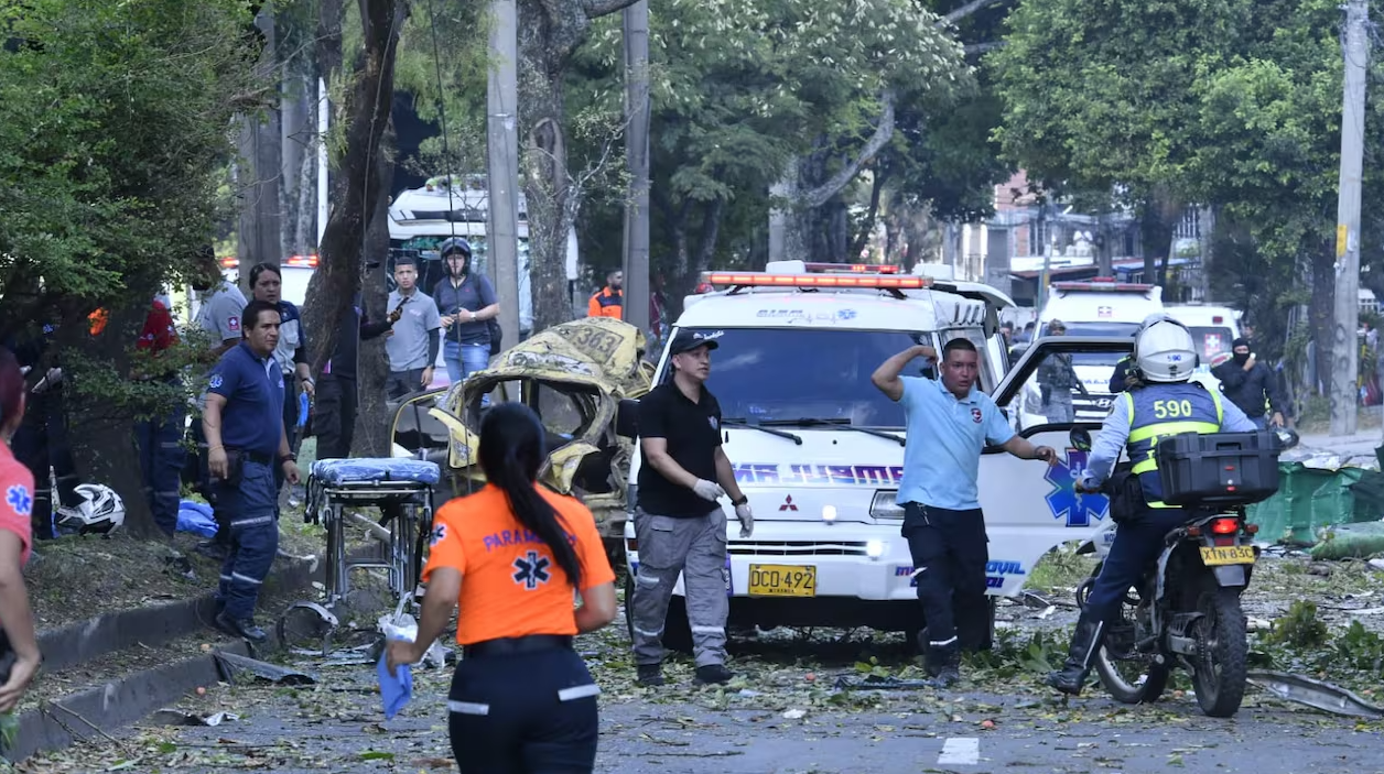Mueren unas cinco personas tras atentado con un camión bomba en Colombia