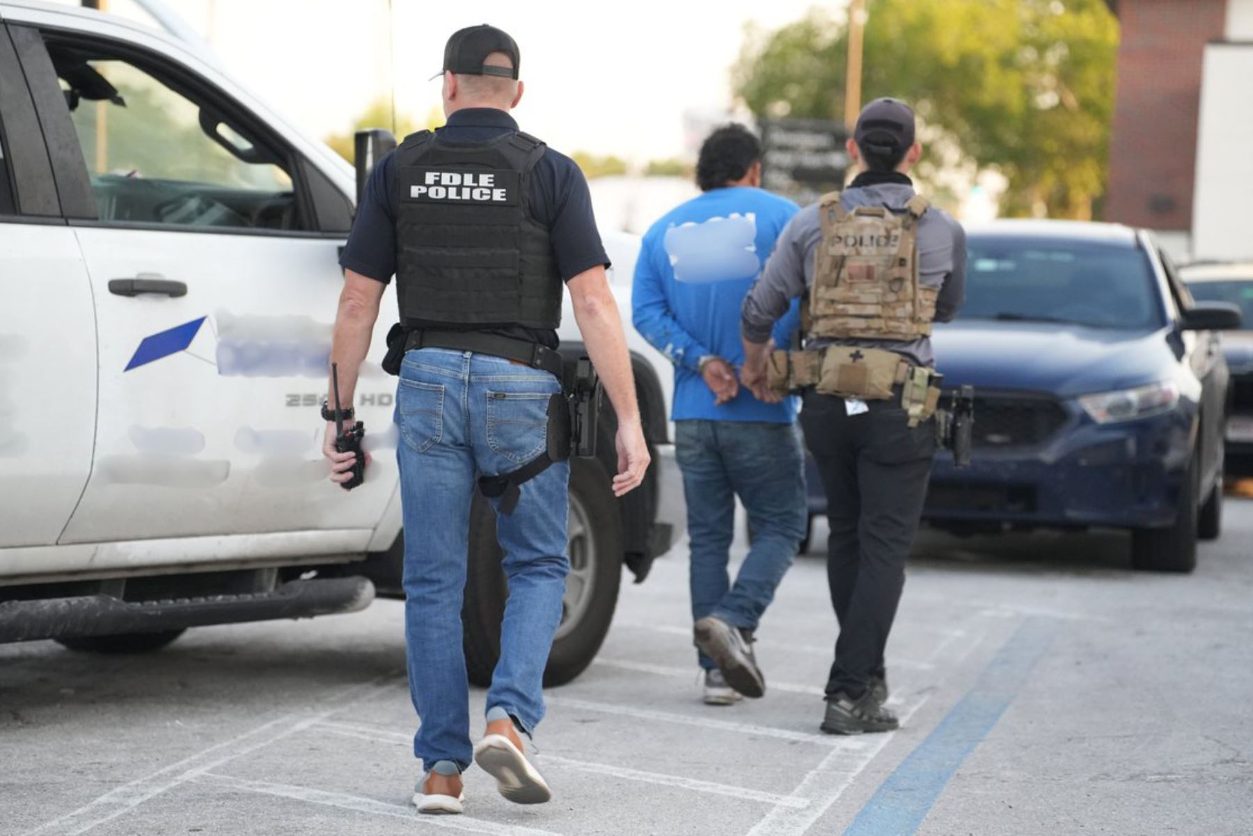 Jueza de EE.UU. bloquea las deportaciones rápidas de migrantes
