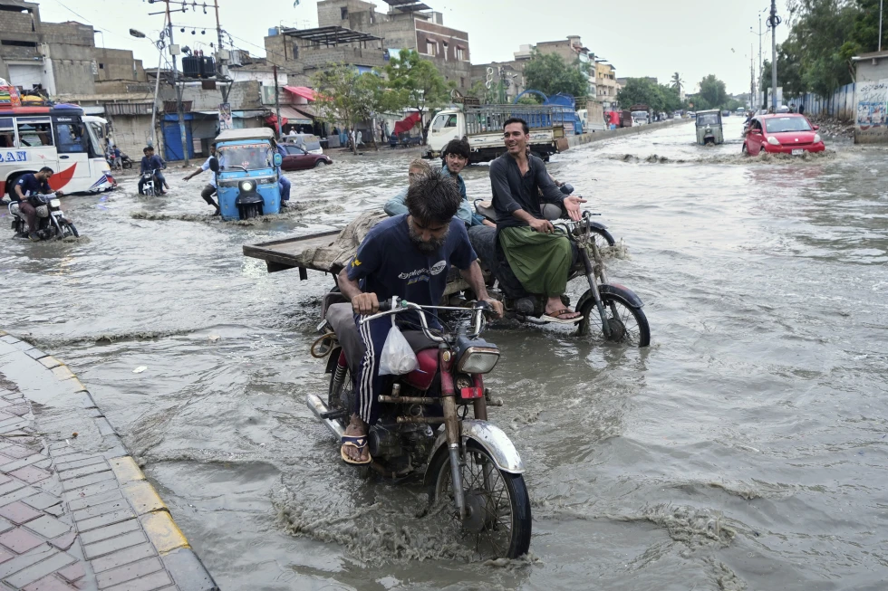 Pakistán recupera electricidad y reabre carreteras en zonas con más de 300 muertos por inundaciones