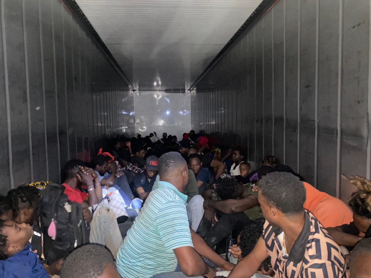 Interceptan furgón con 79 haitianos indocumentados en Montecristi