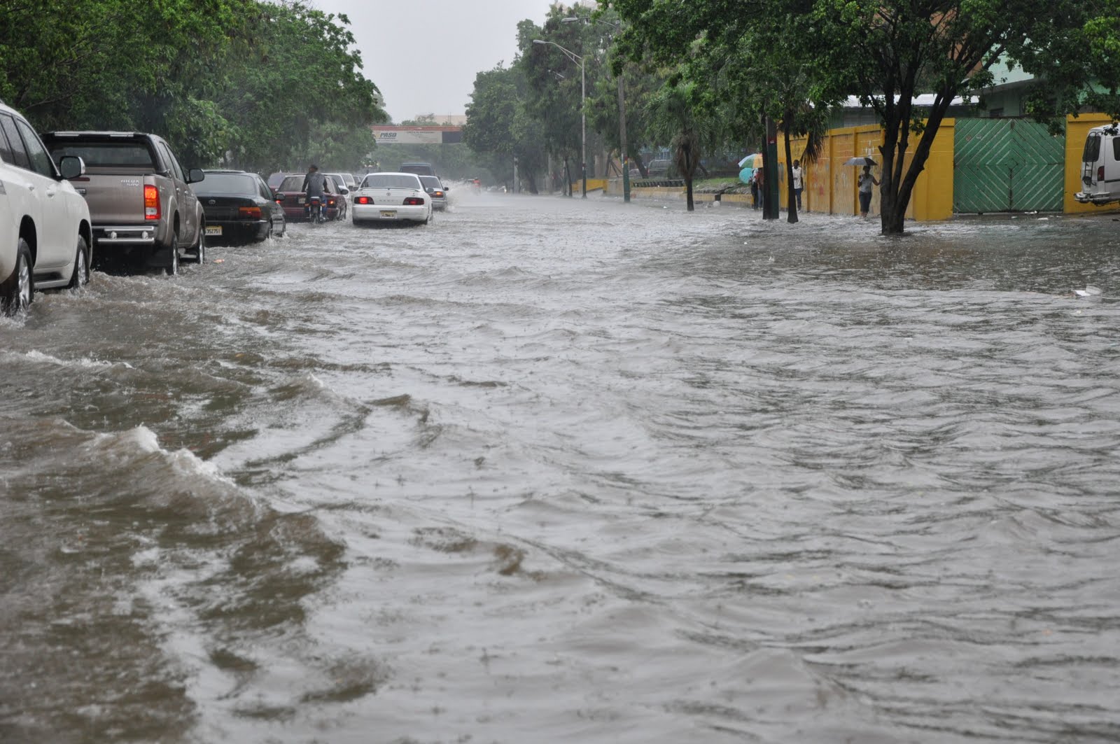Onda tropical provocará fuertes aguaceros esta tarde; se esperan posibles inundaciones urbanas