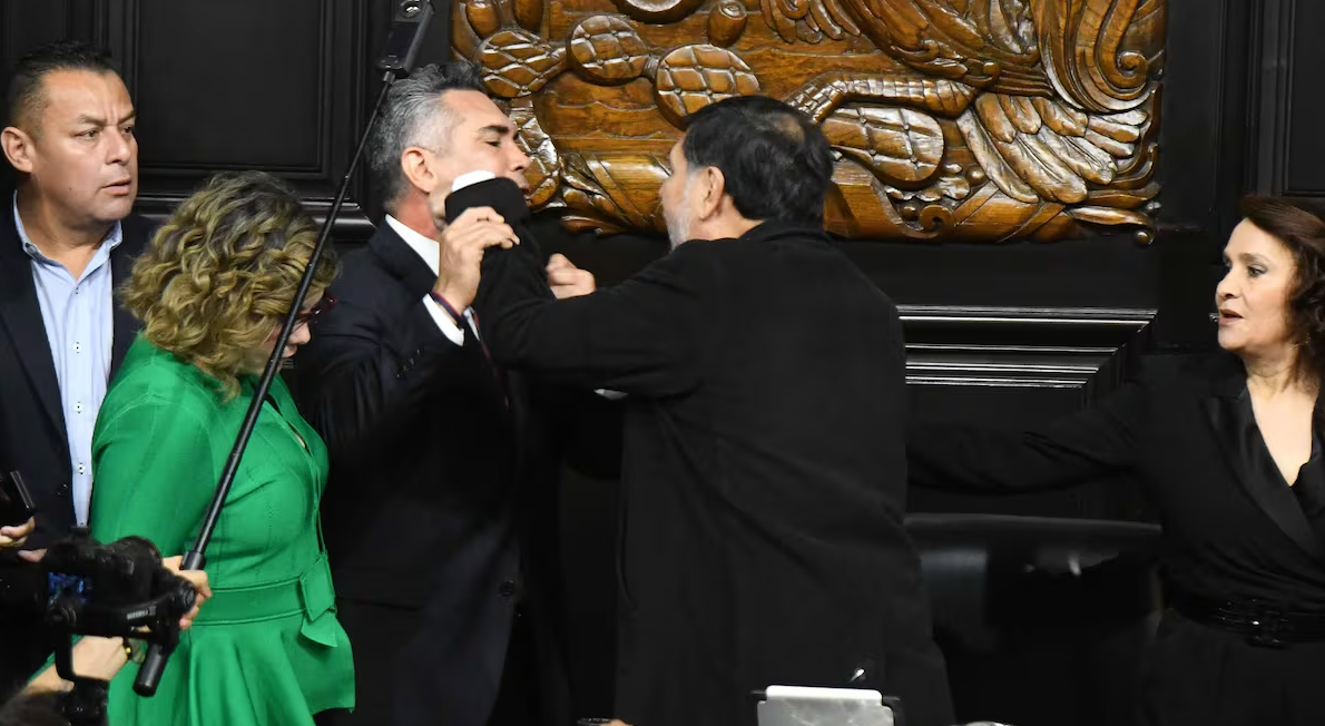 Senadores se enfrentan a golpes en plena sesión en México