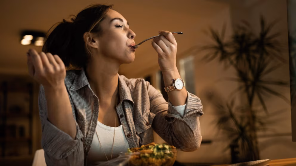El cansancio después del almuerzo no depende solo de la comida, por qué