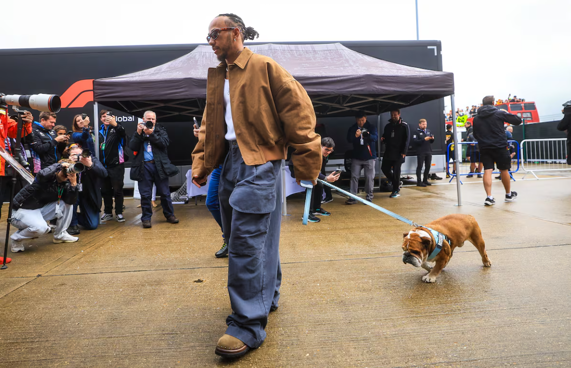 Lewis Hamilton dice que la muerte de su perro Roscoe es “una de las experiencias más dolorosas”