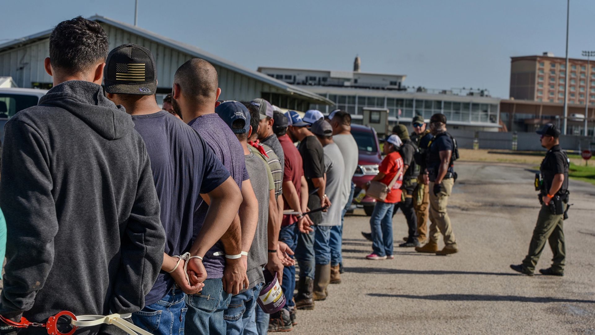 Inmigrantes viven Día del Trabajo bajo presión de operativos migratorios en EE. UU.