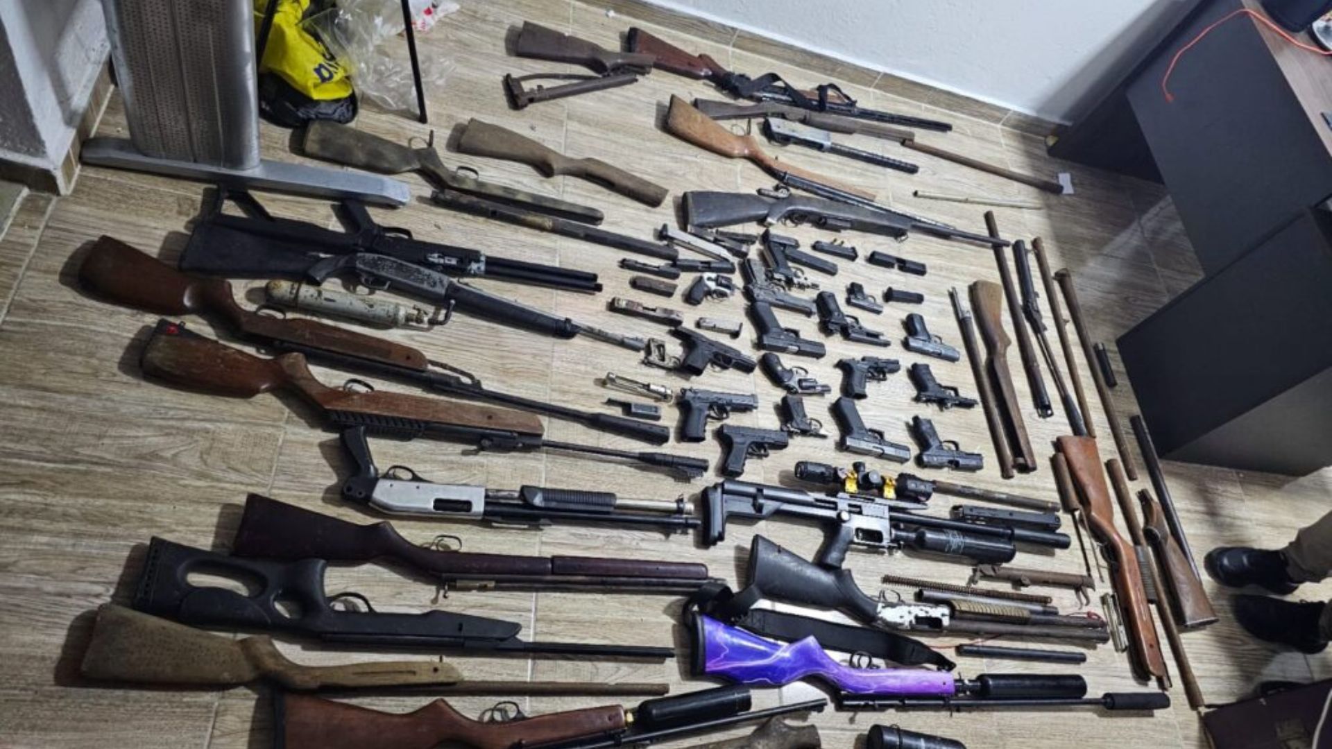 Desmantelan armería clandestina y ocupa 33 armas en San Cristóbal