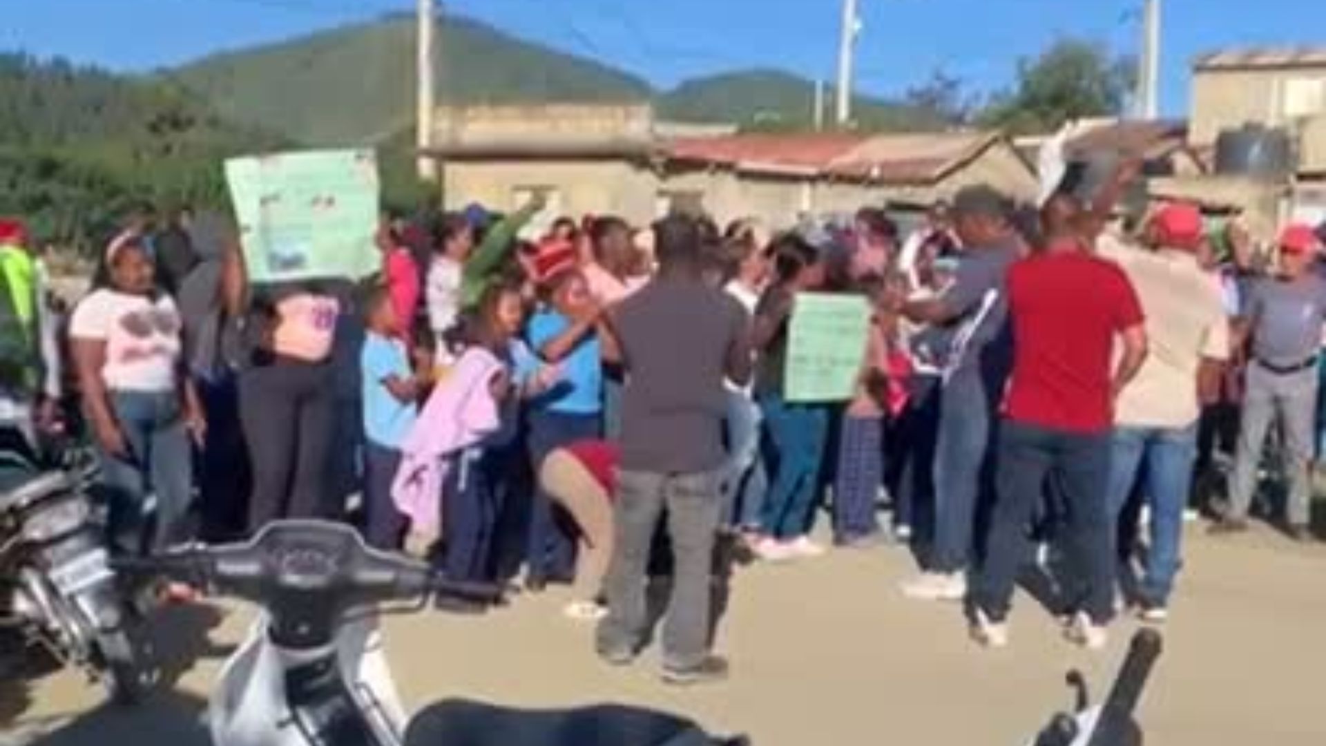 Comunitarios de El Chorro en Constanza protesta por falta de profesores