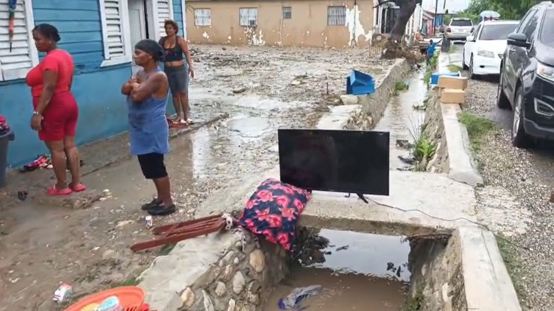 Más de 160 viviendas afectadas por inundaciones en Azua tras paso de onda tropical