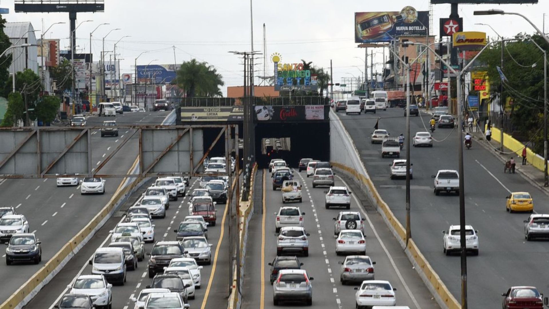 Cierran temporalmente el túnel de la avenida Las Américas por seguridad tras intensas lluvias