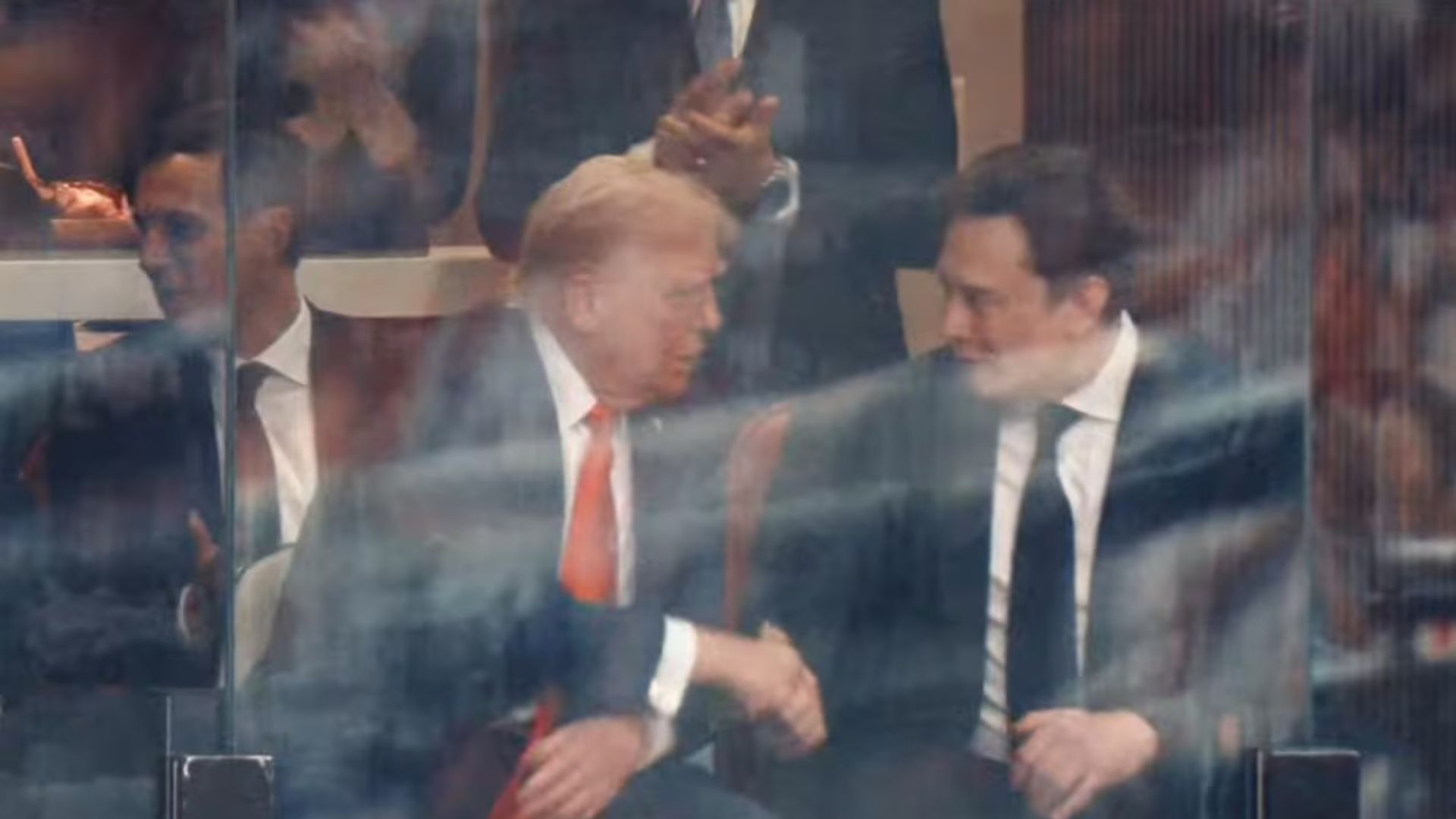 Trump y Musk se reencuentran y se saludan en el funeral de Charlie Kirk
