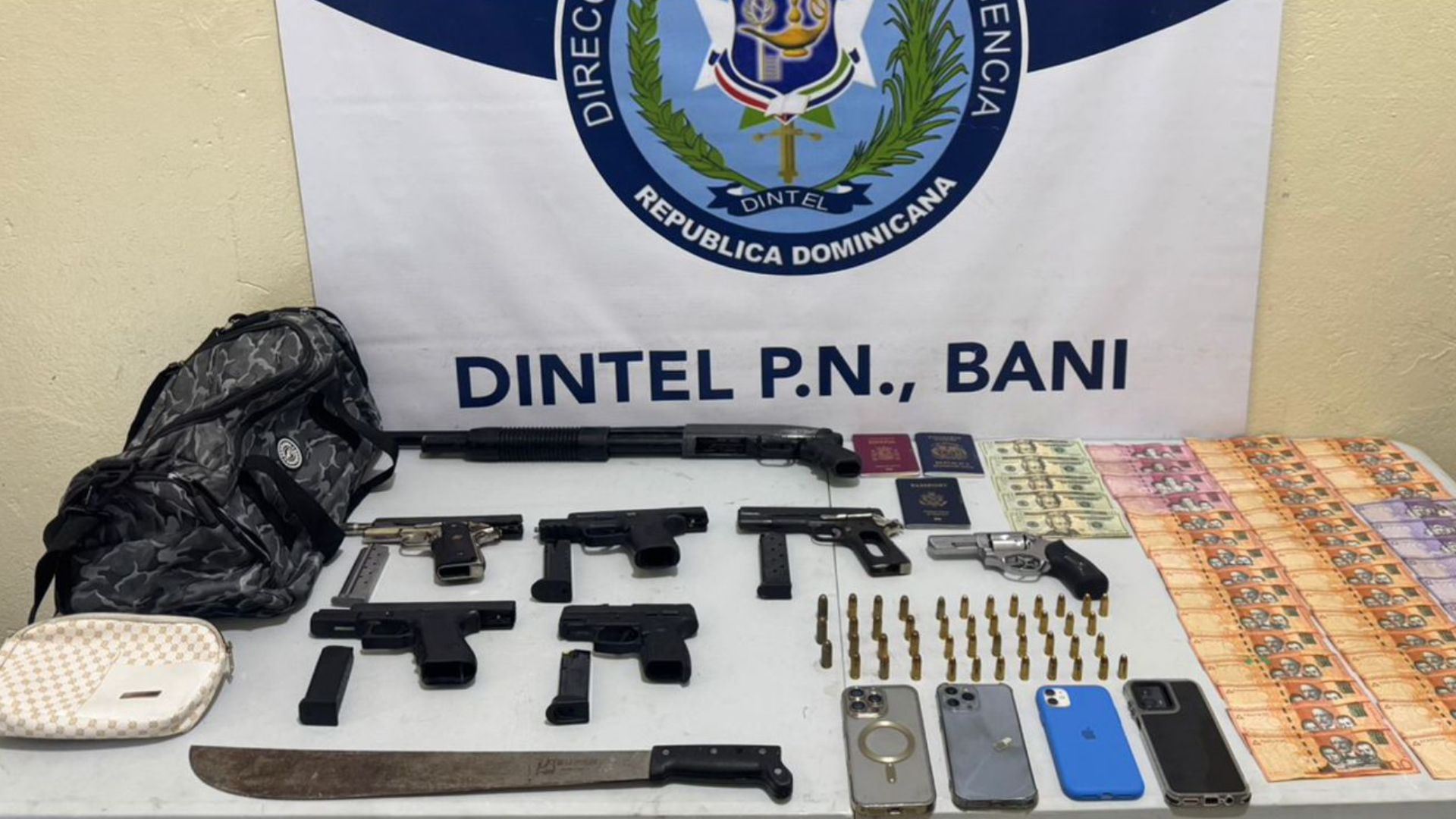 Autoridades ocupan armas de fuego, motocicletas y dinero durante allanamientos en Baní