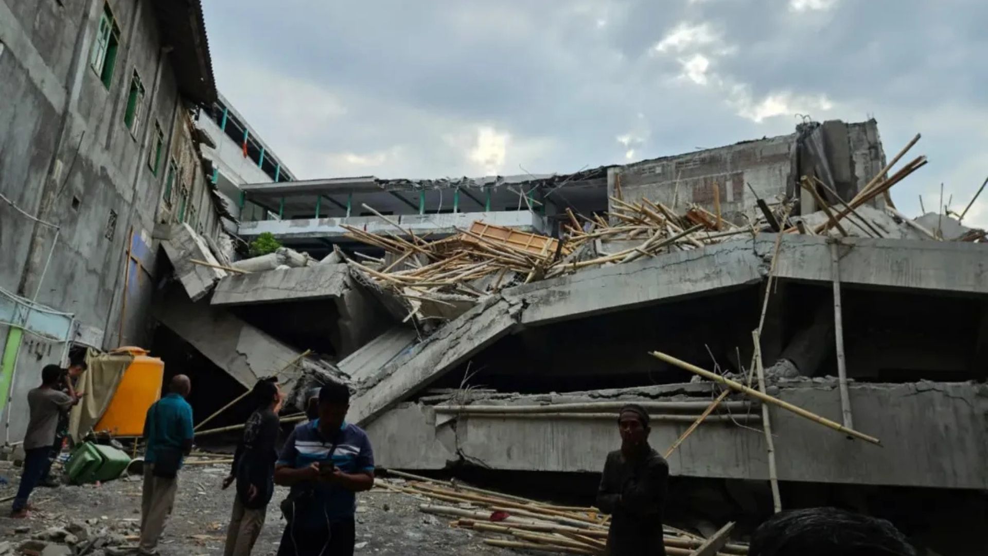 Un internado se derrumba en Indonesia mientras los estudiantes rezaban