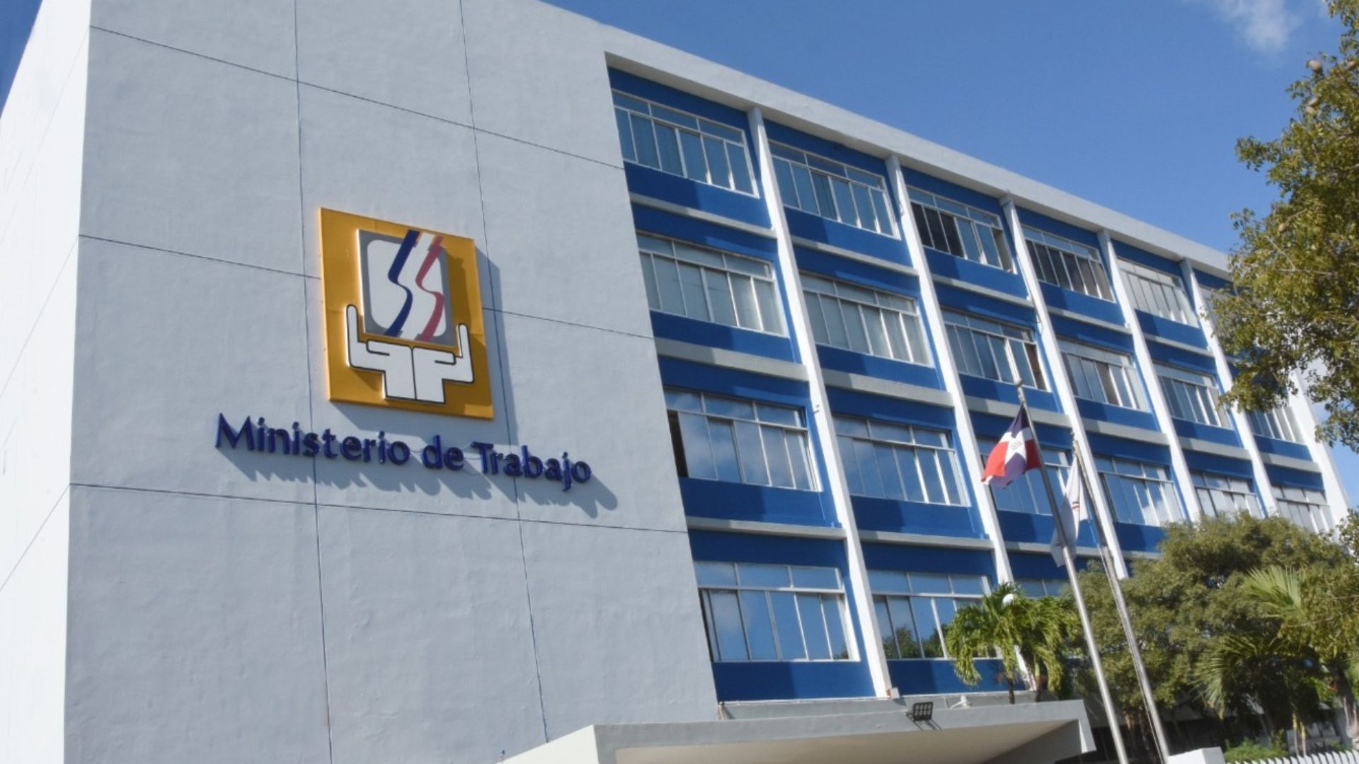 Ministerio de Trabajo flexibiliza horarios laborales en provincias en alerta roja por onda tropical