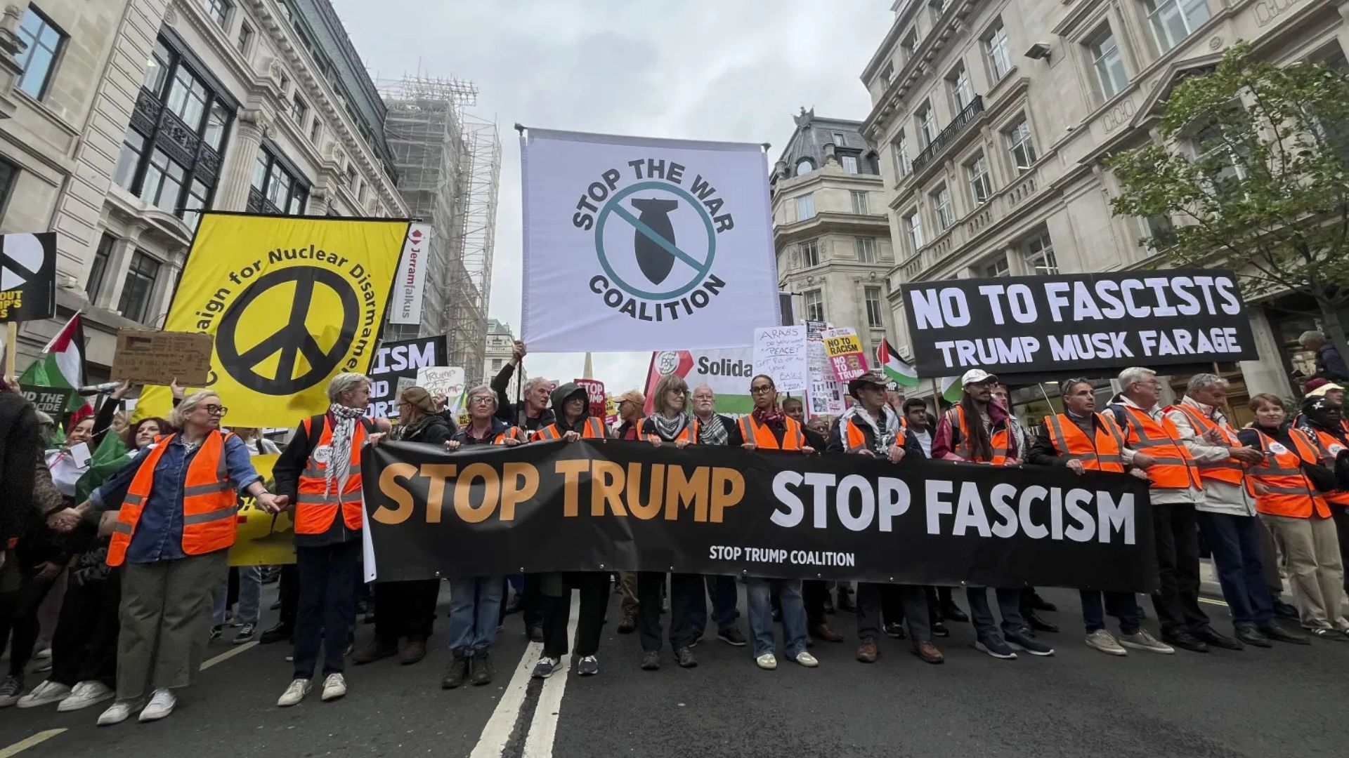 Miles de personas protestan en Londres mientras Carlos III agasaja a Trump en Windsor