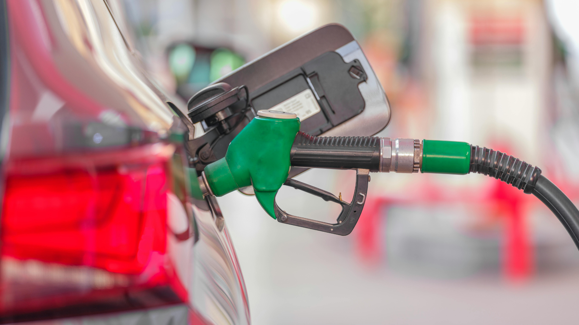 Gobierno mantiene precios de los principales combustibles