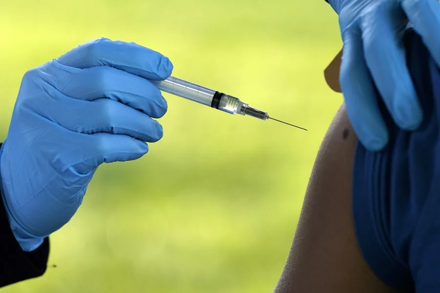 Comité asesor de salud acuerda restringir el acceso a las vacunas contra el coronavirus en EE. UU.
