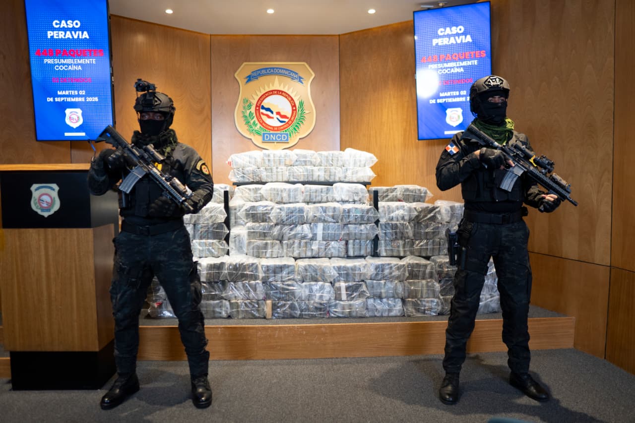 Decomisan 448 paquetes de cocaína en costas de Baní; apresan a dos dominicanos